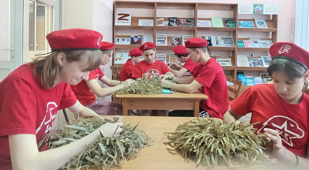 Юргинские дети декорируют нашлемники для отправки на СВО