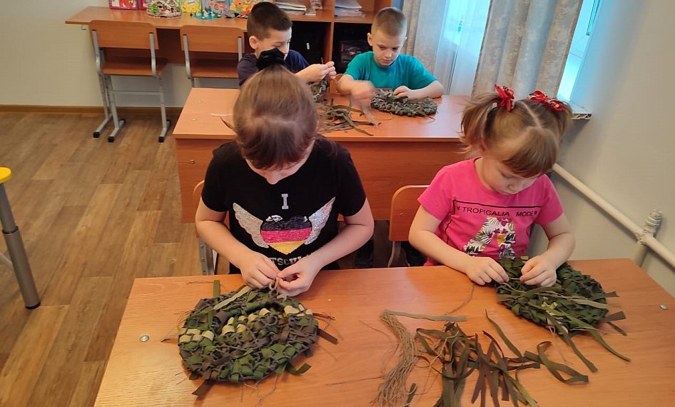 Юргинские дети декорируют нашлемники для отправки на СВО